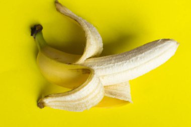 Sarı arka planda sarı muz