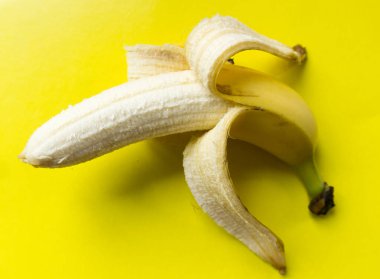 Sarı arka planda sarı muz