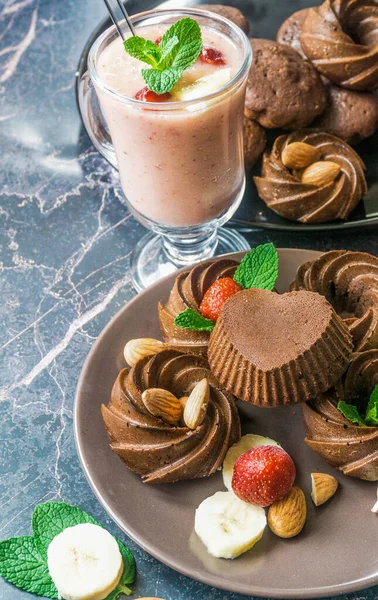 Muffin Cioccolato Con Fragole Banana Mandorle Menta Fondo Scuro Con — Foto Stock