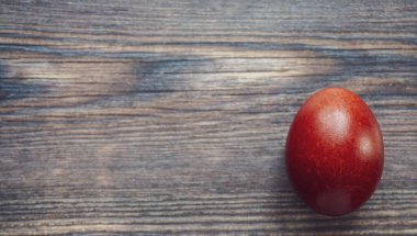 Tahta kahverengi arka planda tavuk paskalya yumurtası