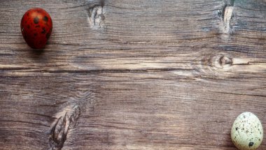 Tahta kahverengi arka planda bıldırcın yumurtası