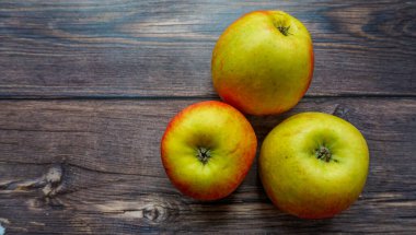 kırmızı ve sarı elma ahşap kahverengi arkaplan