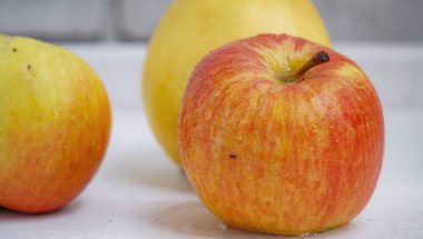 beyaz arkaplanda elmalar