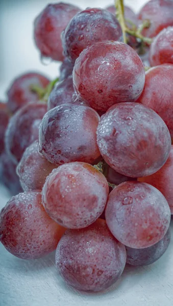 Racimo Uvas Azules Sobre Fondo Madera Blanca — Foto de Stock