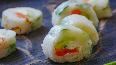 Kırmızı balıklı suşi, avokado, pirinç ve mango.