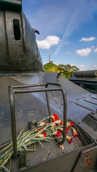 Historical Monument Dedicated War Mound Glory Blue Sky Tank — Stock Photo, Image