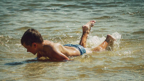 Dziecko Pływa Morzu — Zdjęcie stockowe