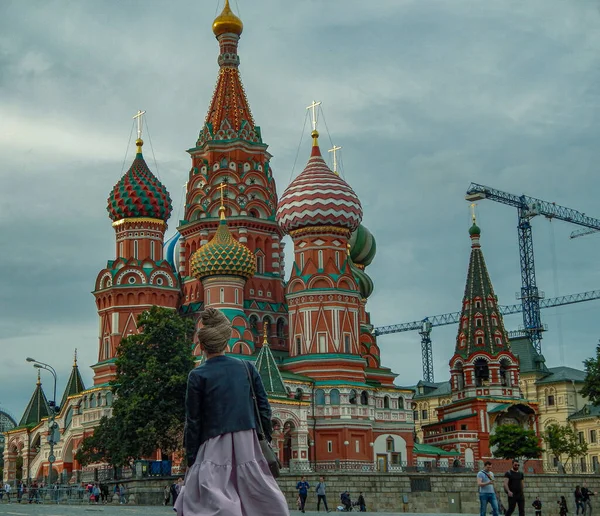 Menina Frente Catedral Basílio Moscou — Fotografia de Stock