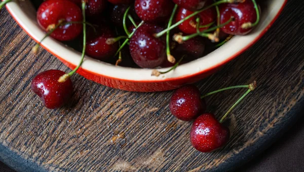 Cerezas Rojas Con Gotas Agua Sobre Fondo Oscuro —  Fotos de Stock