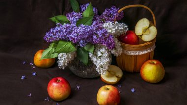 Esmer arka planda bir sepet elmalı leylak.