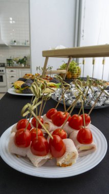 Açık büfe, mezeler masada domatesler, peynirli jambon, bisküviler.