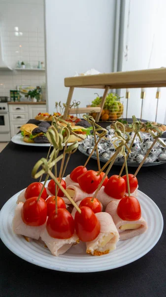 Buffet Vorspeisen Auf Dem Tisch Mit Tomaten Käseschinken Keksen — Stockfoto