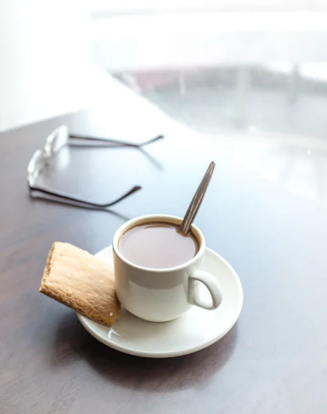 A cup of milk tea and biscuit — Stock Photo, Image