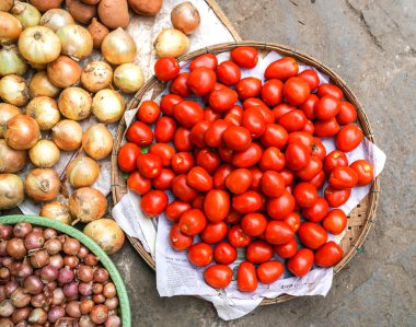 Kırmızı domates ve soğan
