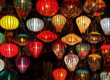 Hoi An antik kenti sokaklarında kağıt fenerler