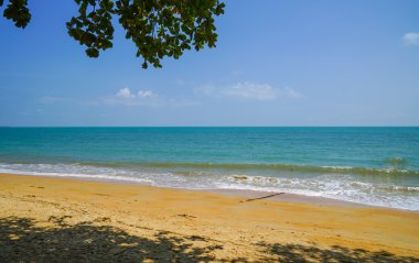 Mavi gökyüzü, güzel bir plaj