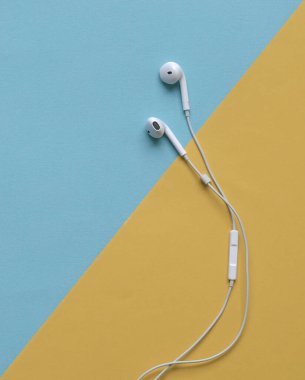 Mavi ve sarı arka planda kulaklık. Boşluğu kopyala.