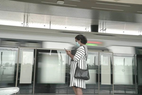 Mujer Con Máscara Facial Leyendo Teléfono Celular Esperando Tren Plataforma —  Fotos de Stock