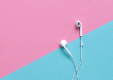 Mavi ve pembe arka planda kulaklık. Boşluğu kopyala.