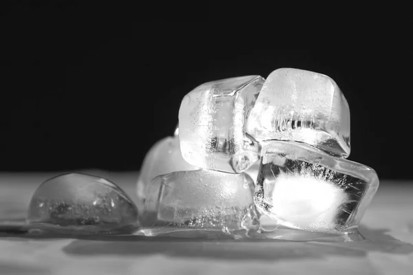 Ijsblokjes Smelten Tafel Zwarte Achtergrond — Stockfoto