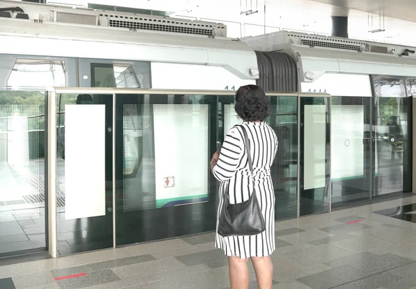 Vista Trasera Mujer Esperando Tren Plataforma Una Estación Metro Concepto —  Fotos de Stock