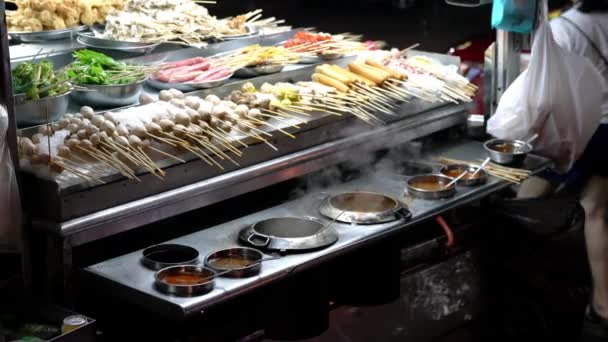 Street Food Carne Barbecue Assortita Polpette Pesce Verdure Spiedini Bambù — Video Stock