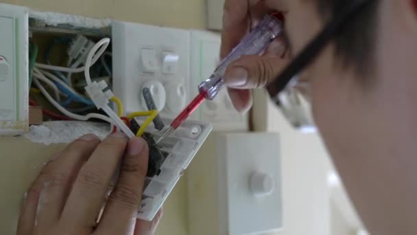 Eletricista Reparar Uma Tomada Elétrica Perto Tomada Energia Usando Uma — Vídeo de Stock