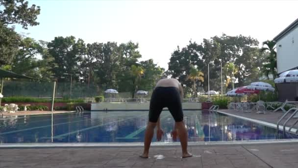 Zwemmer Strekt Zijn Lichaam Uit Aan Zijkant Van Het Zwembad — Stockvideo