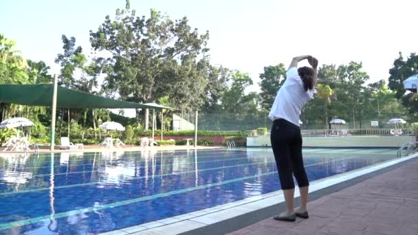 Frau Streckt Ihren Körper Ihre Morgengymnastik Neben Dem Pool Zeitlupe — Stockvideo