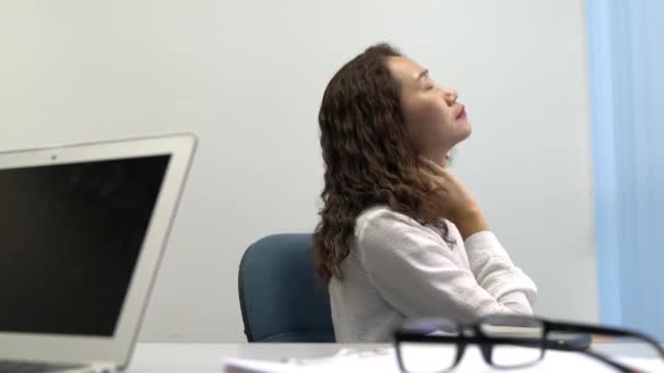 Mujer Negocios Oficina Con Dolor Cuello Hombro Concepto Postura Ergonomía — Vídeos de Stock