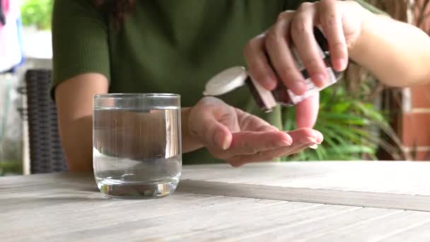 Vista Ravvicinata Della Donna Che Assume Medicinali Integratori Dal Flacone — Video Stock