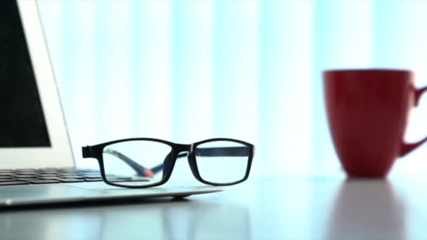 Lectura Vasos Ordenador Portátil Taza Café Rojo Parte Superior Mesa — Vídeos de Stock