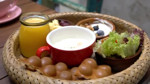 Deliziosa Colazione Base Uova Sode Insalata Pancake Yogurt Succo Arancia — Video Stock