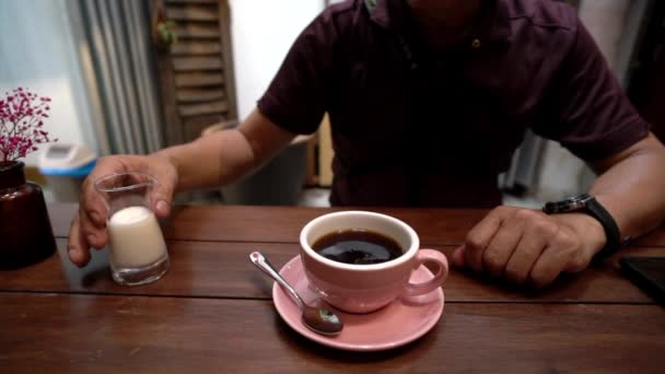 Homem Mexendo Seu Café Preto Despeje Leite Nele Movimento Lento — Vídeo de Stock