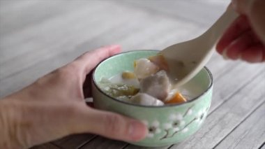 Bubur Cha Cha, geleneksel Malezya tatlı çorbası. Yer elması, taro, tatlı patates ve inci soslu popüler bir Malezya hindistan cevizi.