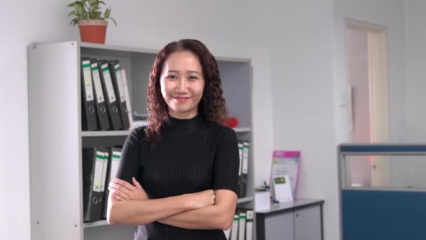 Portretul Unei Femei Afaceri Asiatice Zâmbind Încrezătoare Setarea Biroului — Videoclip de stoc