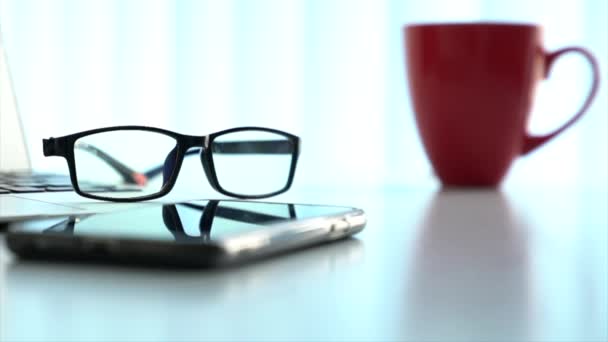 Kézzel Veszi Fel Mobilt Asztalról Számítógép Laptop Szemüvegek Piros Kávé — Stock videók