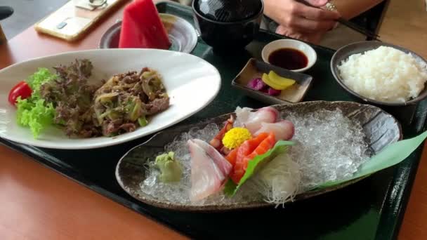 Comida Cocina Japonesa Plato Sashimi Premium Con Arroz Ensalada Frutas — Vídeos de Stock