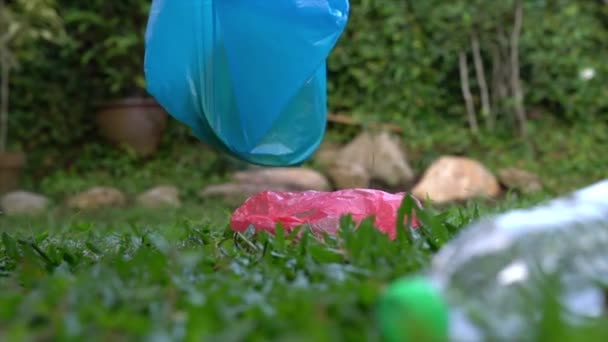 Bir Kadın Parktan Plastik Çöp Topluyor Plastik Kullanım Kavramını Geri — Stok video