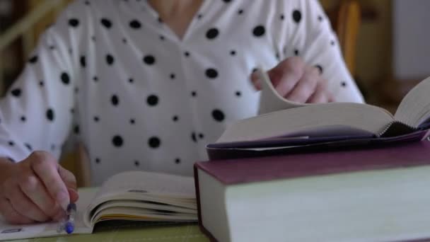 Frau Blättert Einem Buch Konzept Lesen Oder Studieren — Stockvideo