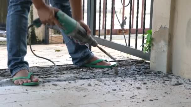 Bouwvakker Breekt Beton Oude Keramische Tegelvloer Met Een Grote Hamerboor — Stockvideo