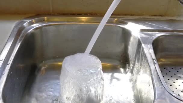 容器に流れる水をタップし シンクするオーバーフロー 水の浪費又は水の概念の保存 — ストック動画