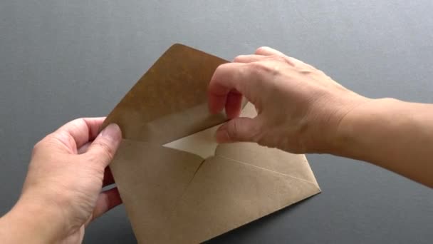 Femme Ouvrir Une Enveloppe Pour Trouver Une Carte Une Note — Video