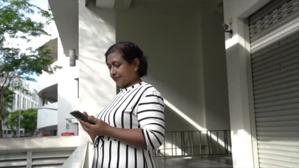 Ázsiai Üzletasszony Áll Olvassa Mobilját Irodai Folyosó — Stock videók