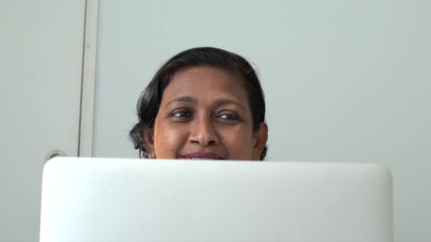 Porträt Einer Asiatischen Geschäftsfrau Die Auf Ihren Computermonitor Blickt Nahaufnahme — Stockvideo