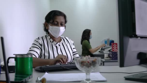 Люди Повертаються Офісу Після Відключення Від Пандемії Ковід Нова Нормальна — стокове відео