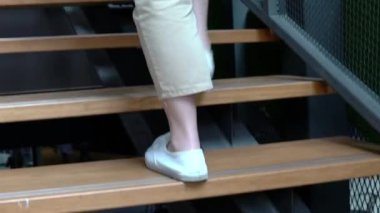 Arka plan ve merdivenlerden çıkan kadının yakın plan görüntüsü.. 