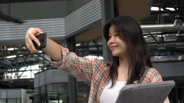 Kadın Fotoğraf Makinesiyle Poz Veriyor Kendi Fotoğrafını Çekiyor — Stok video