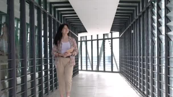 Pandangan Depan Mahasiswa Berjalan Gedung Kampus Koridor — Stok Video