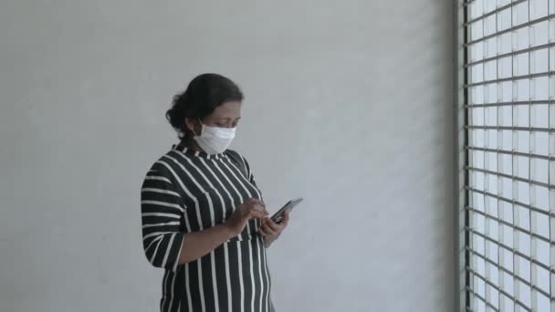 Mujer Negocios Asiática Con Mascarilla Facial Pie Dentro Del Edificio — Vídeo de stock